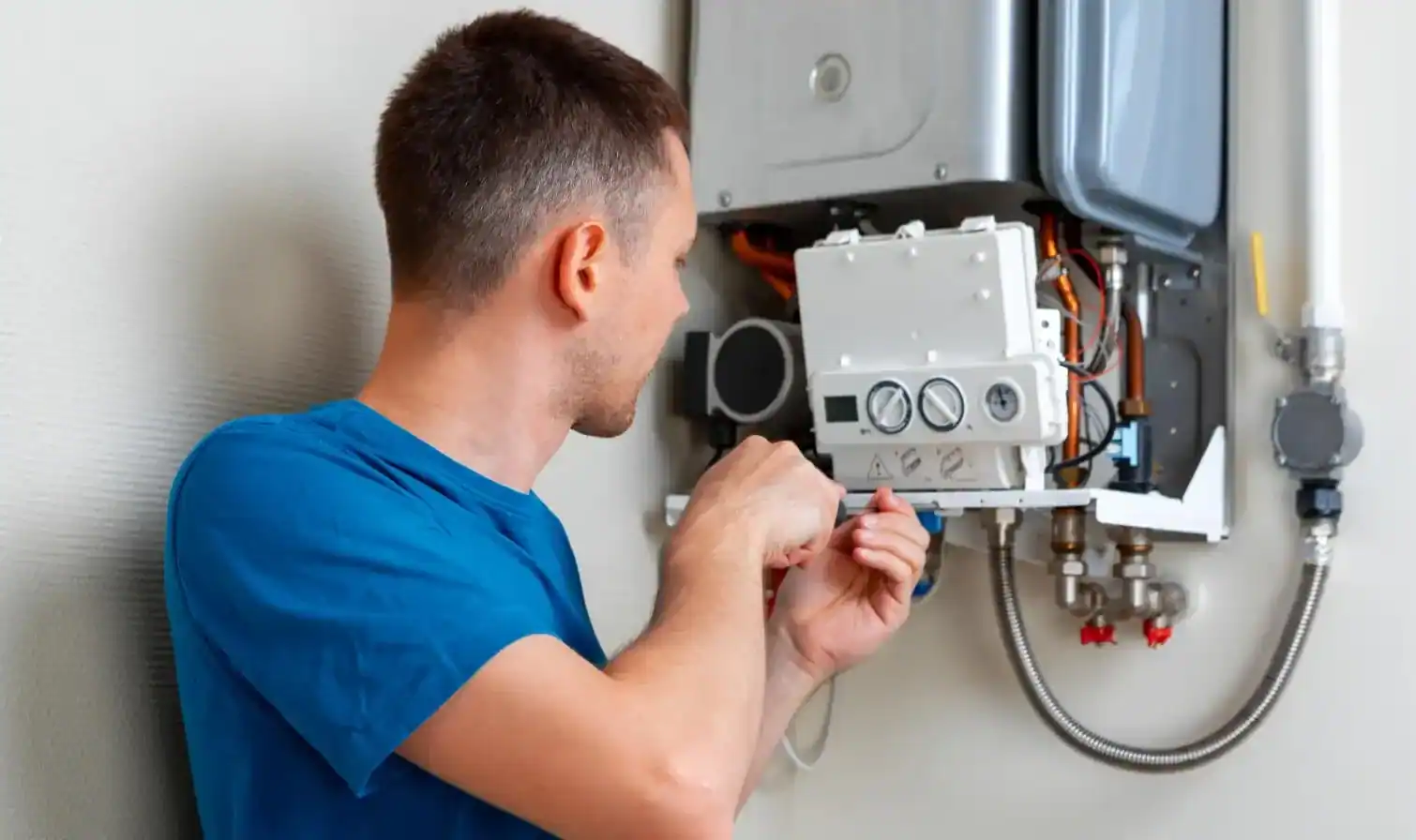 Techniker setzt eine defekte Buderus Gastherme instand
