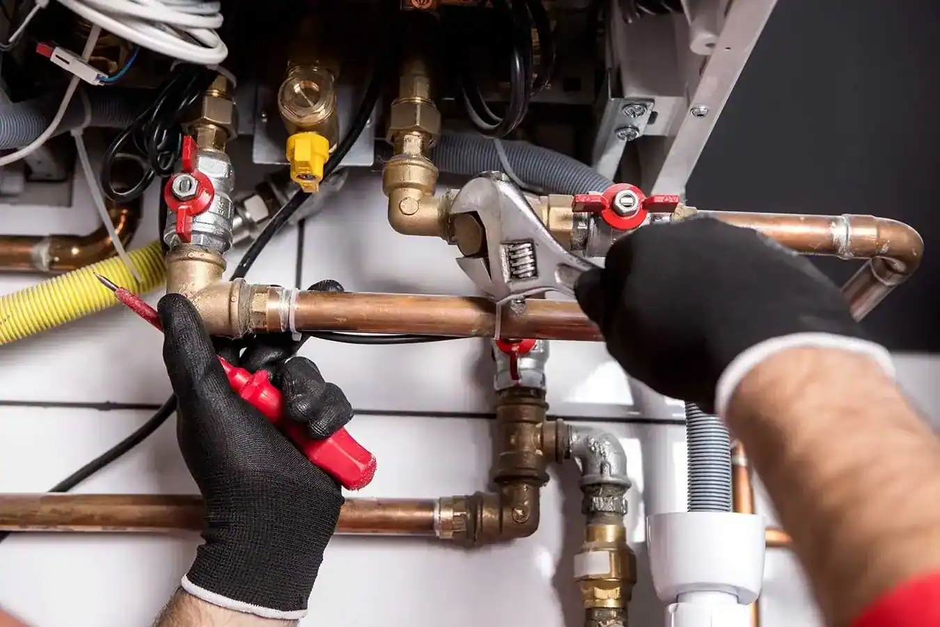 Installateur montiert eine neue Gastherme an der Wand