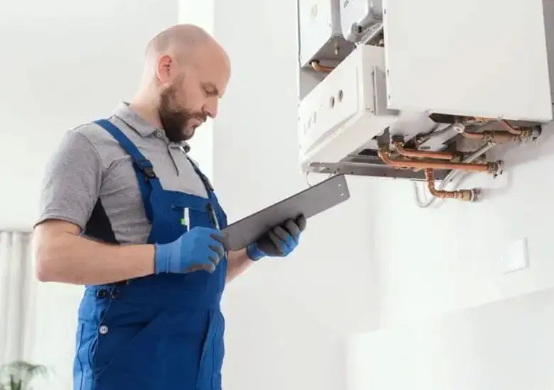 Professionelle Thermenwartung Wien - Techniker bei der Wartung einer Buderus Gastherme